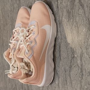 NIB Nike Explore Strada